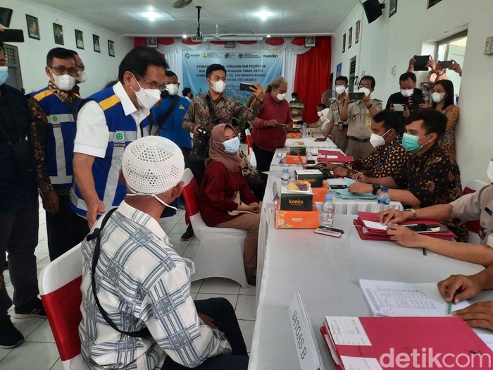 Menteri Agraria dan Tata Ruang/Kepala Badan Pertanahan Nasional (ATR/BPN) Sofyan Djalil saat menyerahkan uang ganti rugi pembebasan lahan tol Jogja-Bawen di Kalurahan Banyurejo, Tempel, Sleman.