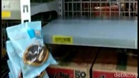 Rak minyak goreng diisi mie instant di minimarket kawasan Jatisampurna, Bekas. Foto: Pool