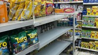 Stok minyak goreng di sejumlah minimarket kawasan Rawakalong, Kabupaten Bogor, kosong melompong. Foto: Fadhly Fauzi Rachman