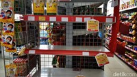 Rak minyak goreng juga kosong di minmarket kawasan Setiabudi, Jakarta Selatan. Foto: Eduardo Simorangkir