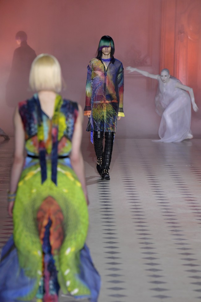 Puncaknya, ia dipercayakan oleh desainer Yuima Nakazato untuk memperagakan koleksi adibusana yang berpotongan edgy, tapi dalam palet warna yang vibrant. Warna rambutnya pun disenadakan dengan baju. (Foto: Getty Images/Kristy Sparow)