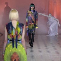 Puncaknya, ia dipercayakan oleh desainer Yuima Nakazato untuk memperagakan koleksi adibusana yang berpotongan edgy, tapi dalam palet warna yang vibrant. Warna rambutnya pun disenadakan dengan baju. (Foto: Getty Images/Kristy Sparow)