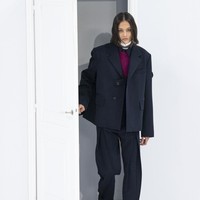 Masih di Menswear Paris Fashion Week, Rizal Rama juga muncul di fashion show Wooyoungmi. Bergaya ala Matrix dalam balutan setelan serba hitam, bungsu dari empat bersaudara ini berjalan di catwalk yang disulap menjadi studio fotografi serba putih. (Foto: Getty Images/Kristy Sparow)