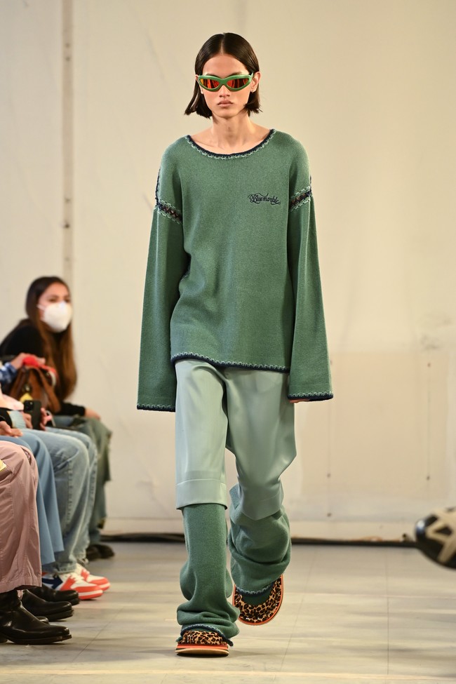 Dari Milan Fashion Week, eksistensi Rizal Rama lantas berlanjut ke Paris Fashion Week edisi Menswear dan Haute Couture. Pria dengan tinggi badan 188 cm itu muncul di catwalk merek Bluemarble dengan look bernuansa 90s. (Foto: Getty Images/Pascal Le Segretain)