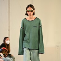 Dari Milan Fashion Week, eksistensi Rizal Rama lantas berlanjut ke Paris Fashion Week edisi Menswear dan Haute Couture. Pria dengan tinggi badan 188 cm itu muncul di catwalk merek Bluemarble dengan look bernuansa 90s. (Foto: Getty Images/Pascal Le Segretain)