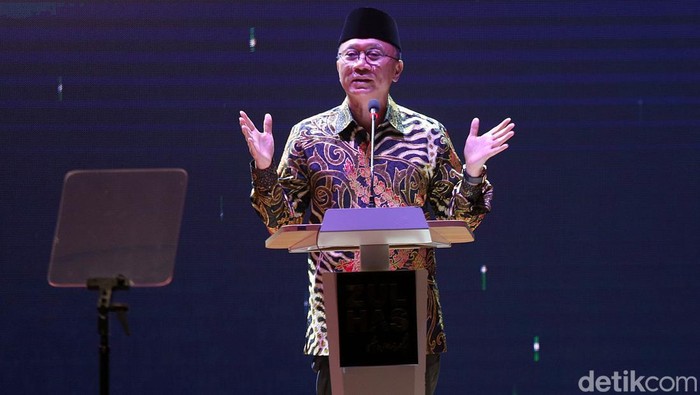 Ketua Umum PAN, Zulkifli Hasan menyampaikan pidato kebudayaan saat acara Zulhas Award. Dia berpidato di depan 3 kandidat potensial capres 2024.