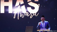 Gubernur Jawa Barat Ridwan Kamil alias RK atau Kang Emil hadir dalam acara Zulhas Award. Dalam sambutannya, dia menyebut saat ini bangsa Indonesia menghadapi permasalahan utama, yakni pertengkaran.