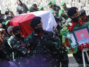 Jenderal Dudung Pimpin Pemakaman Rizal di TMP Cikutra