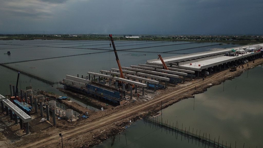 Pembangunan tol Semarang-Demak seksi II terus dikebut. Ditargetkan, proyek pembangunan jalan tol dari Sayung sampai Demak sepanjang 16,31 km. (Dok: Humas Jateng/jatengprov.go.id/)