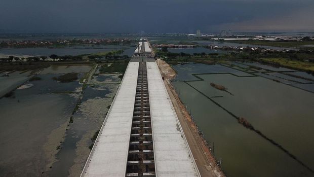 Pembangunan tol Semarang-Demak seksi II terus dikebut. Ditargetkan, proyek pembangunan jalan tol dari Sayung sampai Demak sepanjang 16,31 km. (Dok: Humas Jateng/jatengprov.go.id/)
