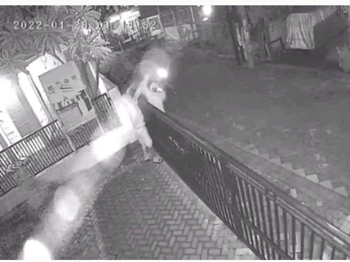 pencurian di sidoarjo terekam cctv
