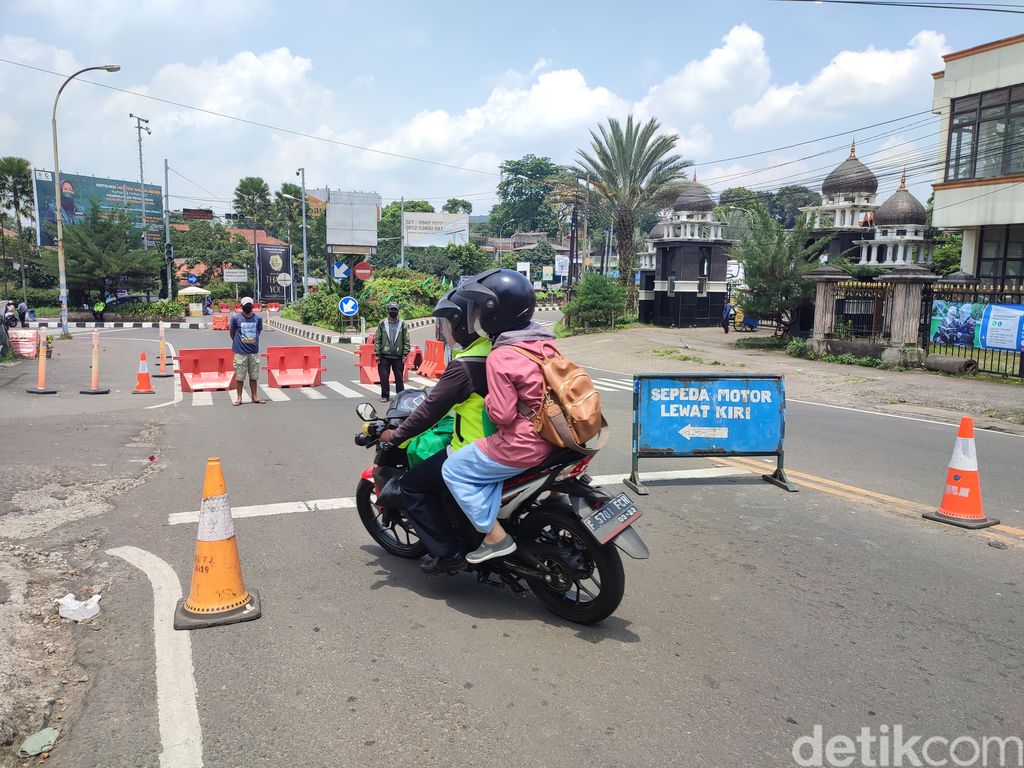 Penerapan sistem satu arah (one way) di Simpang Gadog, Bogor, Jawa Barat, 29 Januari 2022. (Rizky Adha Mahendra/detikcom)