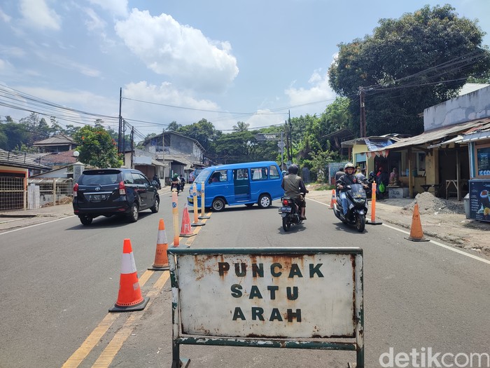 Penerapan sistem satu arah (one way) di Simpang Gadog, Bogor, Jawa Barat, 29 Januari 2022. (Rizky Adha Mahendra/detikcom)