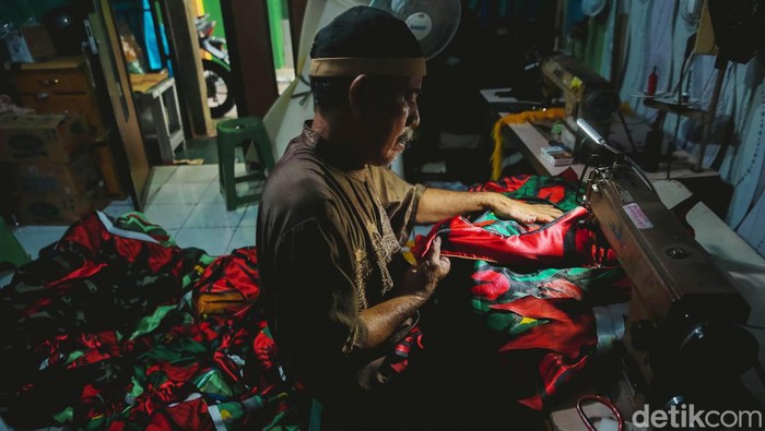 Pengrajin Liong dan Barongsai di Pulo Geulis Bogor Perayaan Tahun Baru Imlek tak bisa lepas dari kehadiran barongsai dan liang liong. Tahu nggak sih, Apa makna sebenernya barongsai dan liang liong itu? Di Bogor ada lho yang memproduksi Liong dan Barongsai hingga karyanya diekspor ke mancanegara.