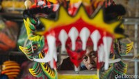 Di kota Hujan, Bogor, Jawa Barat ada juga pengrajin Liong dan Barongsai yang masih bertahan hingga kini. Ia adalah Lily Hambali pria kelahiran 1972 yang kini bermukim di gg roda, Babakan Pasar, Kota Bogor, Jawa Barat. Ia sudah memulai menekuni usaha pembuatan ini sejak 1998.