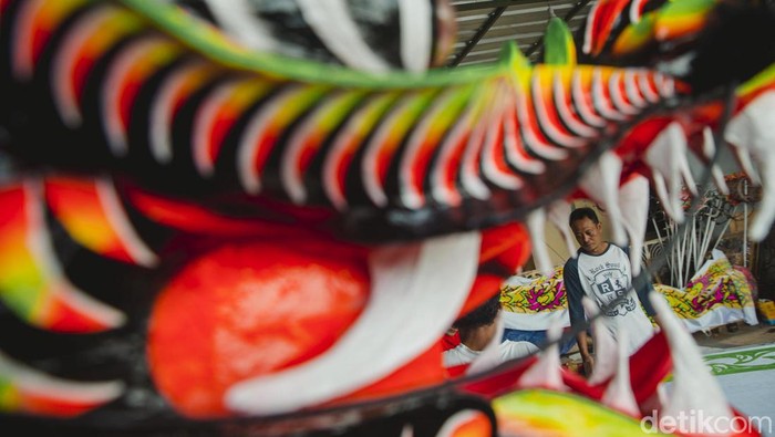 Perayaan Tahun Baru Imlek tak bisa lepas dari kehadiran barongsai dan liang liong. Tahu nggak sih, Apa makna sebenernya barongsai dan liang liong itu? Di Bogor ada lho yang memproduksi Liong dan Barongsai hingga karyanya diekspor ke mancanegara.