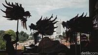 Tahun Baru Imlek memiliki berbagai bentuk perayaan yang unik di tiap daerah dan etnisnya. Namun, ada banyak kegiatan yang hampir sama dilakukan dan menjadi tradisi seperti mengunjungi anggota keluarga, mendekorasi, memberikan hadiah, mengadakan makan keluarga besar, dan melakukan beberapa praktik keagamaan seperti memberikan persembahan kepada leluhur atau membakar dupa.