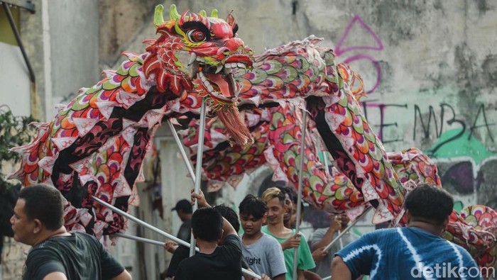Pengrajin Liong dan Barongsai di Pulo Geulis Bogor Perayaan Tahun Baru Imlek tak bisa lepas dari kehadiran barongsai dan liang liong. Tahu nggak sih, Apa makna sebenernya barongsai dan liang liong itu? Di Bogor ada lho yang memproduksi Liong dan Barongsai hingga karyanya diekspor ke mancanegara.