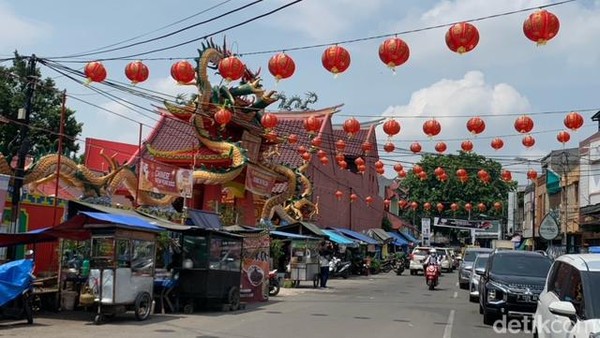 Untuk altar sendiri lanjutnya, di Klenteng Hiap Thian Kiong berjumlah 9 altar dan terpasang 300 lampion. Untuk altar sendiri lanjutnya, di Klenteng Hiap Thian Kiong berjumlah 9 altar dan terpasang 300 lampion.