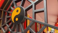 Selain itu, klenteng yang sudah ada sejak Abad 18 ini sering dikunjungi umat Cina untuk beribadah dari dalam kota ataupun luar kota.