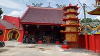 Juga di depan klenteng terdapat bangunan pagoda yang diakui pengelola baru dibangun setahun lalu. Sementara itu di dalam klenteng, tampak tiga tukang tengah mengecat dan para pengurus lainnya membersihkan sembilan altar dan puluhan patung para dewa yang terpajang di meja altar.