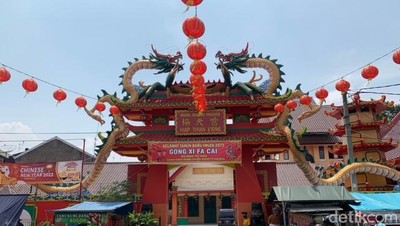 Pesona Kemerahan Imlek yang Khas di Karawang