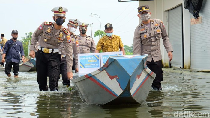 Polisi terobos banjir di Lamongan.