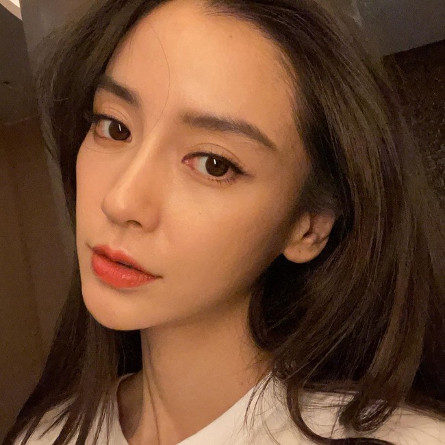 Angelababy sendiri memang seorang selebriti terkenal. Ia bahkan disebut sebagai Kim Kardashian dari China karena populartis dan pesonanya. Skandal tersebut tentu bisa sangat mempengaruhi kariernya terlebih ia sering tampil di televisi. Foto: Instagram: @angelababyct