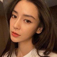 Angelababy sendiri memang seorang selebriti terkenal. Ia bahkan disebut sebagai Kim Kardashian dari China karena populartis dan pesonanya. Skandal tersebut tentu bisa sangat mempengaruhi kariernya terlebih ia sering tampil di televisi. Foto: Instagram: @angelababyct