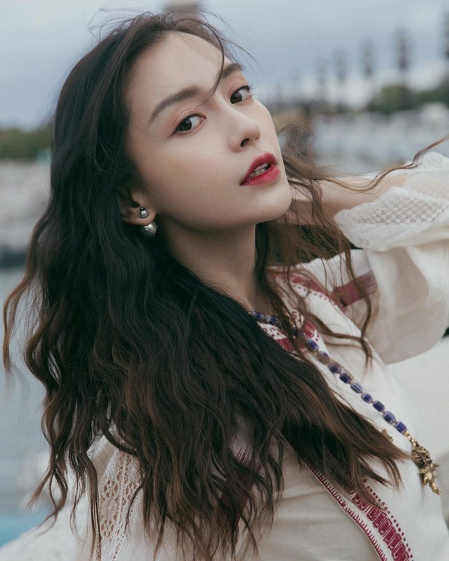 Laporan mengenai dua artis China yakni Angelababy dan Jenny Zhang menyaksikan acara Crazy Horse mendapat sorotan karena negeri Tiongkok melarang keras aktivitas terkait erotisme. Tak hanya menuai hujatan netizen, dilansir Sohu, Angelababy telah diblokir di berbagai acara. Foto: Instagram: @angelababyct