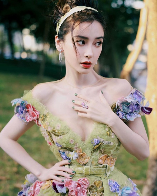 Nama Angelababy disebut sebagai salah satu penonton acara kabaret Crazy Horse yang menampilkan Lisa BLACKPINK. Karena itu, sang aktris mendapat hujatan bahkan sampai terancam di-blacklist dari industri hiburan. Foto: Instagram: @angelababyct