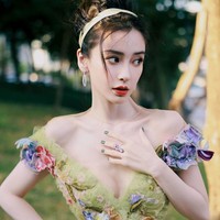 Nama Angelababy disebut sebagai salah satu penonton acara kabaret Crazy Horse yang menampilkan Lisa BLACKPINK. Karena itu, sang aktris mendapat hujatan bahkan sampai terancam di-blacklist dari industri hiburan. Foto: Instagram: @angelababyct