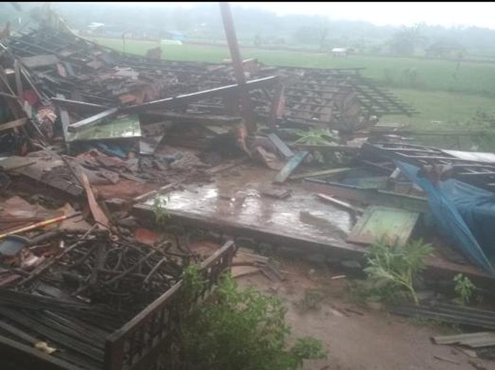Rumah warga di Desa Kaliaman, Kecamatan Bangsri, roboh diterjang angin puting beliung, Sabtu (29/1/2022).