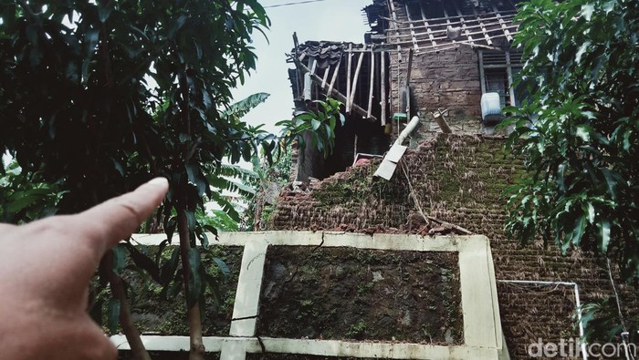 Rumah dan kamar mandi warga Desa Jetis, Kecamatan Delanggu, Klaten ambrol. (Achmad Syauqi/ detikJateng)