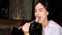 Salah satunya adalah sushi yang menjadi favoritnya. Tersenyum lebar sambil memegang sumpit yang menjepit sebuah sushi, Sabina begitu menikmati sushi senagai menu makan malamnya. Foto: Instagram/sabinapazz