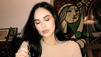 Sabina Paz ternyata juga seorang foodies. Dirinya selalu lahap saat menikmati makanan-makanan yang lezat. Foto: Instagram/sabinapazz