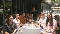 Tak hanya dengan keluarga saja, Sabina juga hadir dalam acara bersama teman-teman Rafael Tan. Duduk di samping Rafael, Sabina terlihat manis pada sebuah acara makan malam. Foto: Instagram/sabinapazz