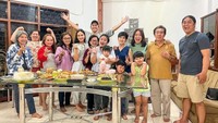 Salah satunya adalah kehadiran Sabina Paz saat rayakan ulang tahun Rafael Tan bersama keluarga. Mendampingi ibunda Rafael, Sabina tampak diterina hangat di keluarga kekasihnya. Foto: Instagram/sabinapazz