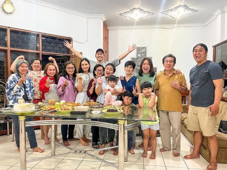 Cantiknya Sabina Paz Saat Makan Bareng Keluarga Rafael Tan