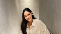 Sabina Paz resmi bertunangan dengan Rafael Tan pada 5 Januari 2022 lalu. Kedunya tampak romantis dan kompak dalam balutan pakaian putih. Foto: Instagram/sabinapazz