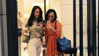 Saat waktu senggangnya, Sabina juga seringkali habiskan waktu bersama teman-temannya. Minum kopi sambil berbelanja jadi kegiatan favorit Sabina dan sahabatnya. Foto: Instagram/sabinapazz