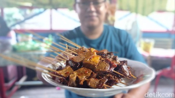 Inilah Warung Sate Hamsir yang sudah melegenda di Kampar, Riau. Sate daging kerbau di sini sudah jadi incaran masyarakat Riau sejak puluhan tahun lalu. (Raja Adil Siregar/detikTravel)