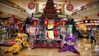Menjelang Imlek, sejumlah mal di Jakarta mulai berhias dengan pernak pernik. Pernak pernik itu seperti lampion, angpao dan barongsai.