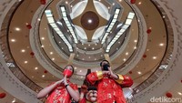 Bahkan sejumlah pegawai mal juga ada yang berpakaian chinese yang didominasi warna merah.