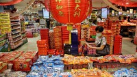 Selain itu ada pameran China Town yang menjual berbagai makanan dan pakaian. Uniknya ada makanan jadul.