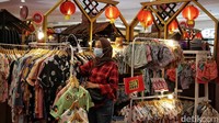 Sejumlah tenant juga menyajikan diskon pakaian spesial Imlek.