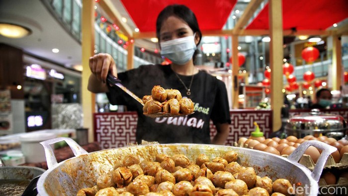 Menjelang Imlek, sejumlah mal di Jakarta mulai bersolek dengan nuansa kemerahan yang khas. Nah, salah satunya di kawasan Mal Artha Gading.