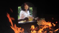 Sembahyang leluhur merupakan salah satu tradisi warga keturunan Tionghoa menyambut Tahun Baru Imlek.
