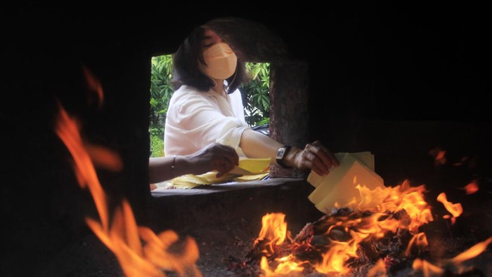 Salah satu tradisi warga keturunan Tionghoa jelang Imlek yakni sembahyang leluhur. Nah, foto-foto berikut memvisualisasikan tradisi tersebut dalam bingkai foto.