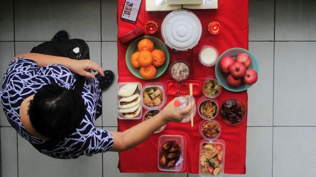 Salah satu tradisi warga keturunan Tionghoa jelang Imlek yakni sembahyang leluhur. Nah, foto-foto berikut memvisualisasikan tradisi tersebut dalam bingkai foto.